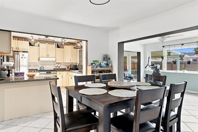 7640 NW 8th St, Pembroke Pines FL 33024 - Pembroke Pines, FL - Photo 4