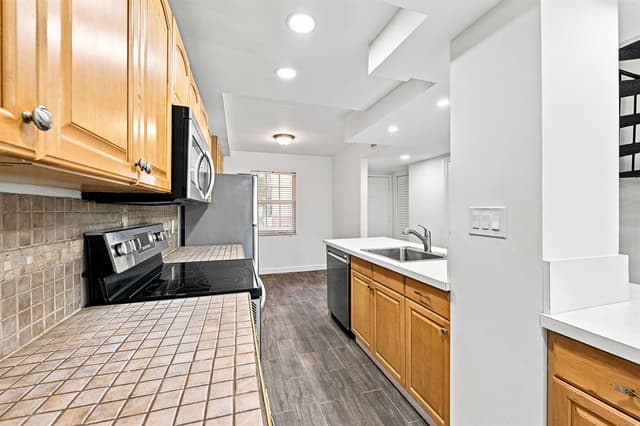 640 TENNIS CLUB Drive # 307, Fort Lauderdale FL 33311 - Fort Lauderdale, FL - Photo 2