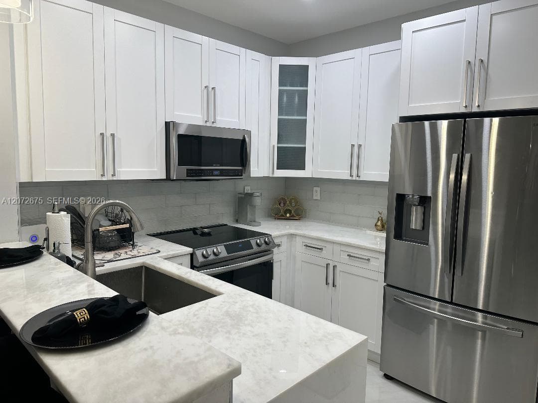 7690 S Southwood Cir, Davie FL 33328 - Davie, FL - Photo 1