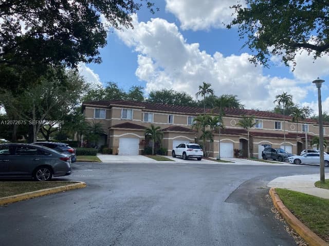 7690 S Southwood Cir, Davie FL 33328 - Davie, FL - Photo 5