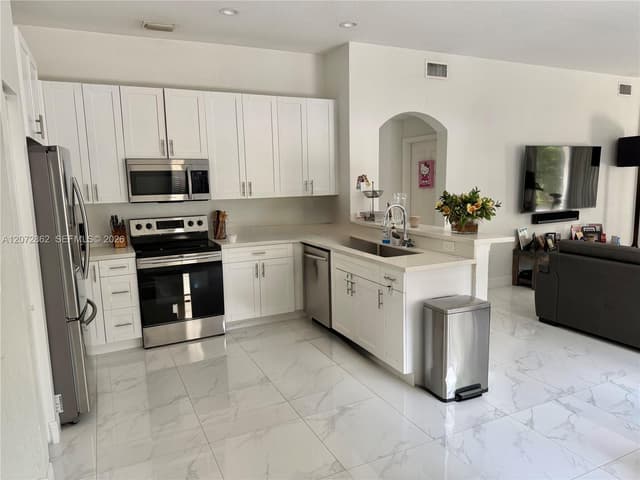 16747 NW 10th St, Pembroke Pines FL 33028 - Pembroke Pines, FL - Photo 2