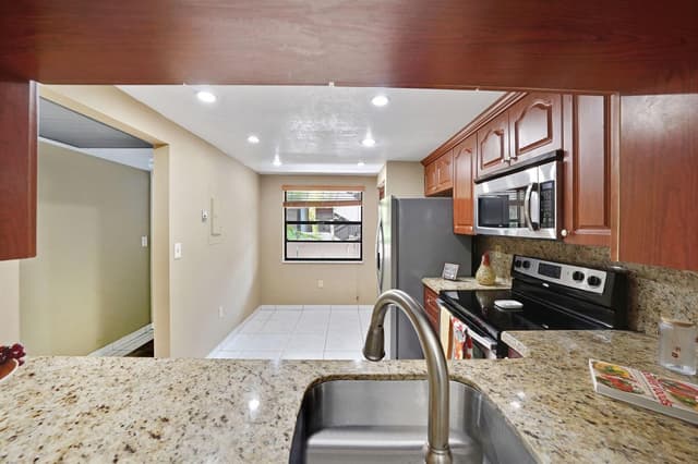 901 Colony Point Circle # 207, Pembroke Pines FL 33026 - Pembroke Pines, FL - Photo 7