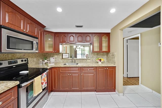 901 Colony Point Circle # 207, Pembroke Pines FL 33026 - Pembroke Pines, FL - Photo 3