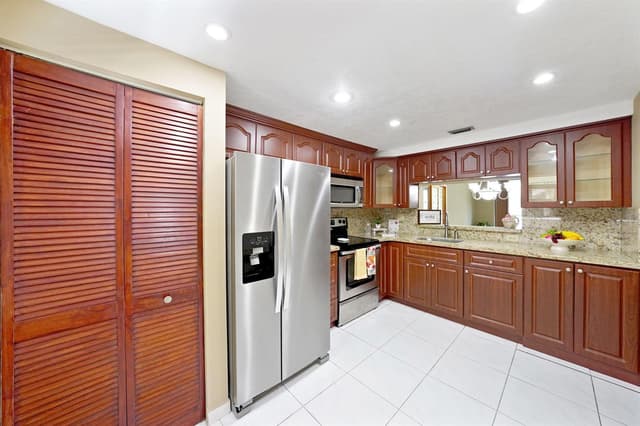 901 Colony Point Circle # 207, Pembroke Pines FL 33026 - Pembroke Pines, FL - Photo 5