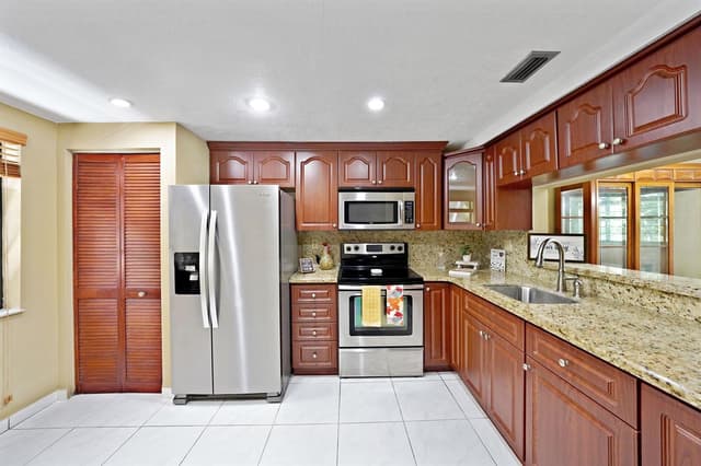 901 Colony Point Circle # 207, Pembroke Pines FL 33026 - Pembroke Pines, FL - Photo 4
