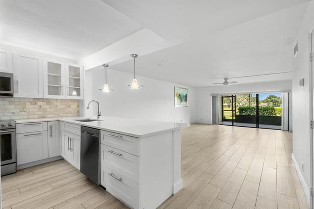 12870 Briarlake Drive # 106, Palm Beach Gardens FL 33418 - Palm Beach Gardens, FL - Photo 4
