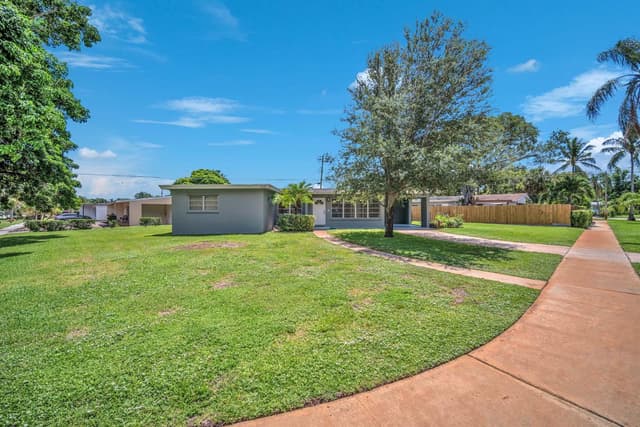 145 Greenbrier Drive, Palm Springs FL 33461 - Palm Springs, FL - Photo 4