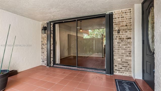 11112 N Harmony Lake Cir, Davie FL 33324 - Davie, FL - Photo 2