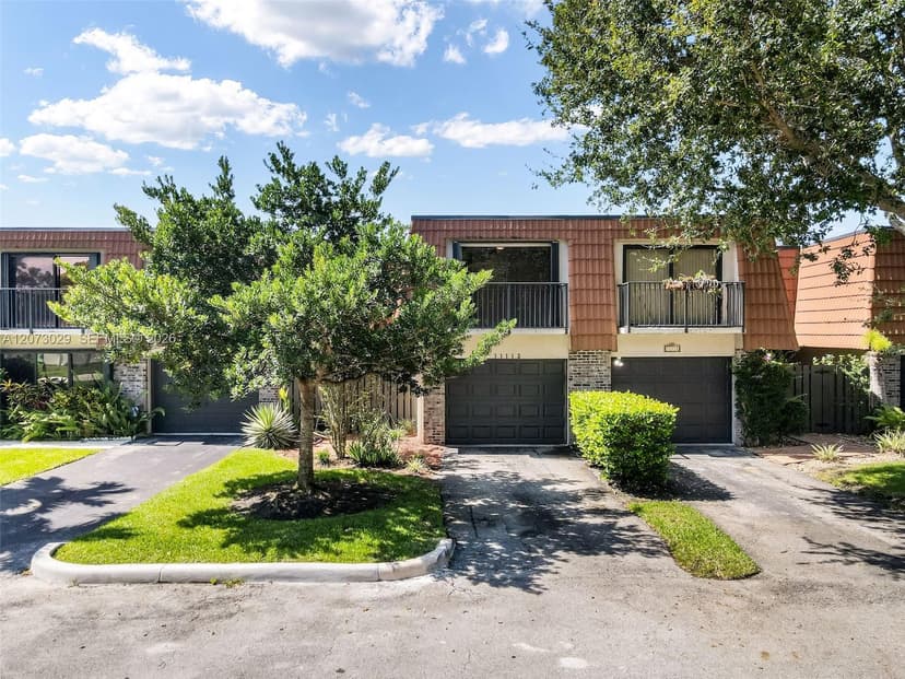 11112 N Harmony Lake Cir, Davie FL 33324