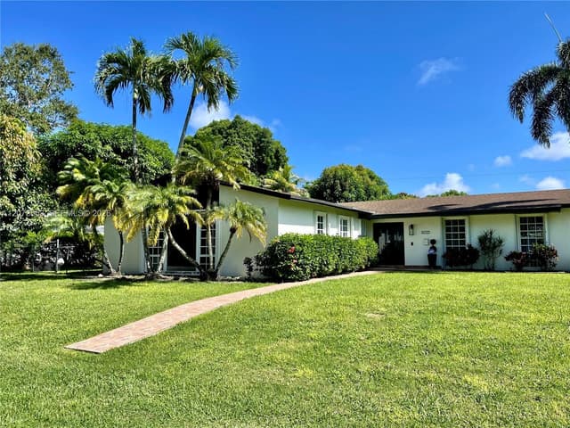 8522 SW 148th Ter, Palmetto Bay FL 33158 - Palmetto Bay, FL - Photo 2