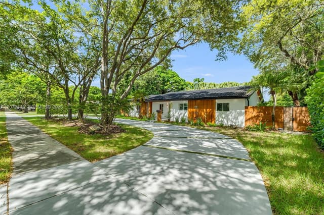 15321 SW 82nd Ave, Palmetto Bay FL 33157 - Palmetto Bay, FL - Photo 2