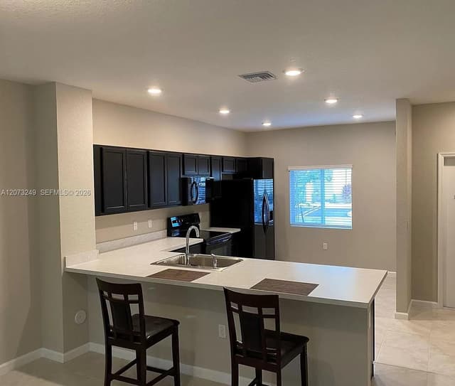 2810 NW 181st St, Miami Gardens FL 33056 - Miami Gardens, FL - Photo 2