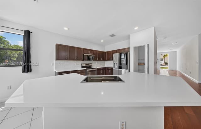 9371 W 35th Ave, Hialeah FL 33018 - Hialeah, FL - Photo 7