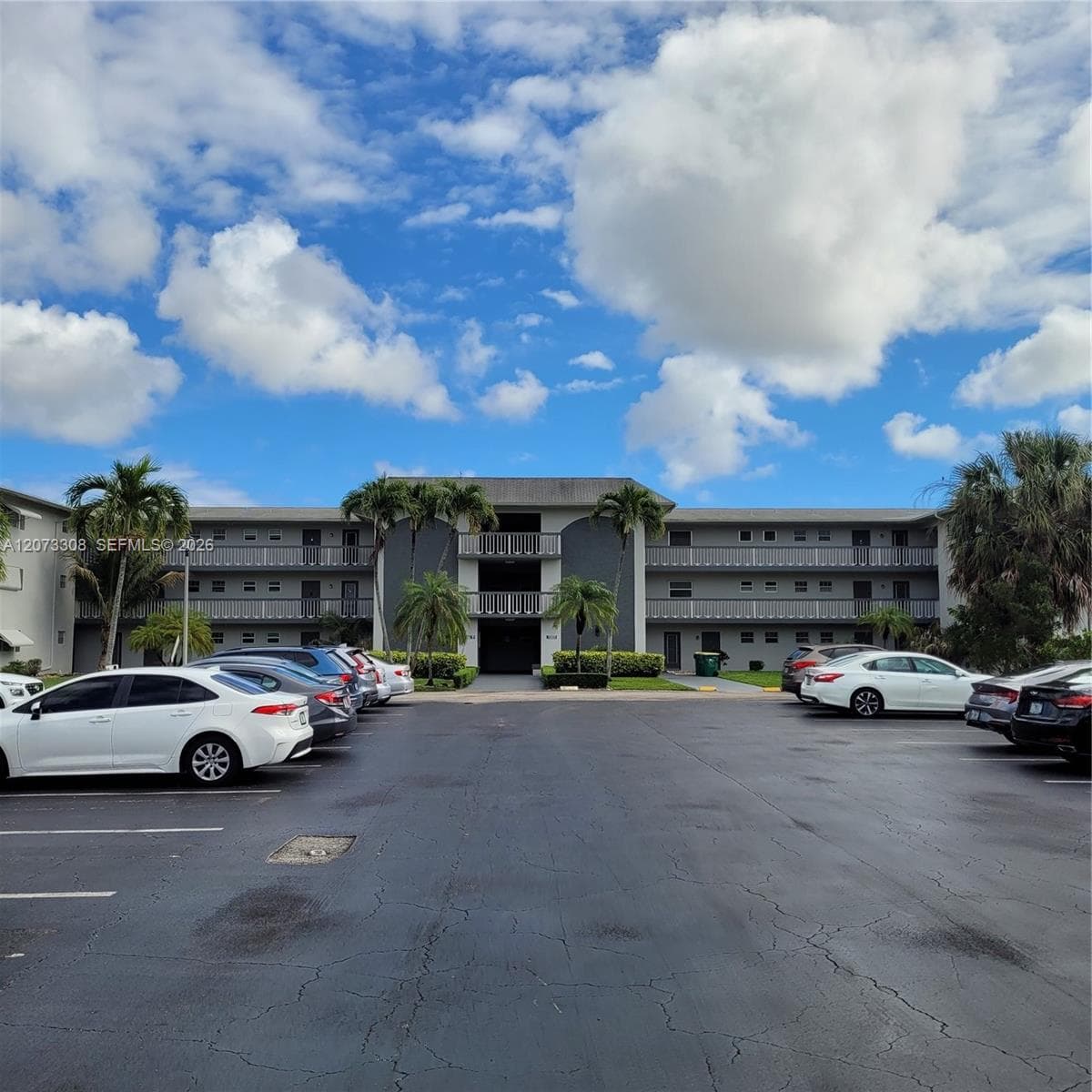 1001 Hillcrest Ct # 215, Hollywood FL 33021 - Hollywood, FL - Photo 1