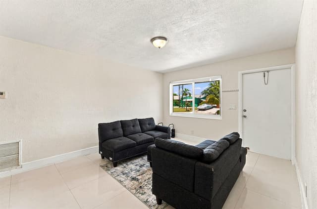 1010 Pinetree Drive, Lantana FL 33462 - Lantana, FL - Photo 2