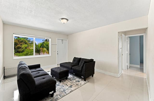 1010 Pinetree Drive, Lantana FL 33462 - Lantana, FL - Photo 3