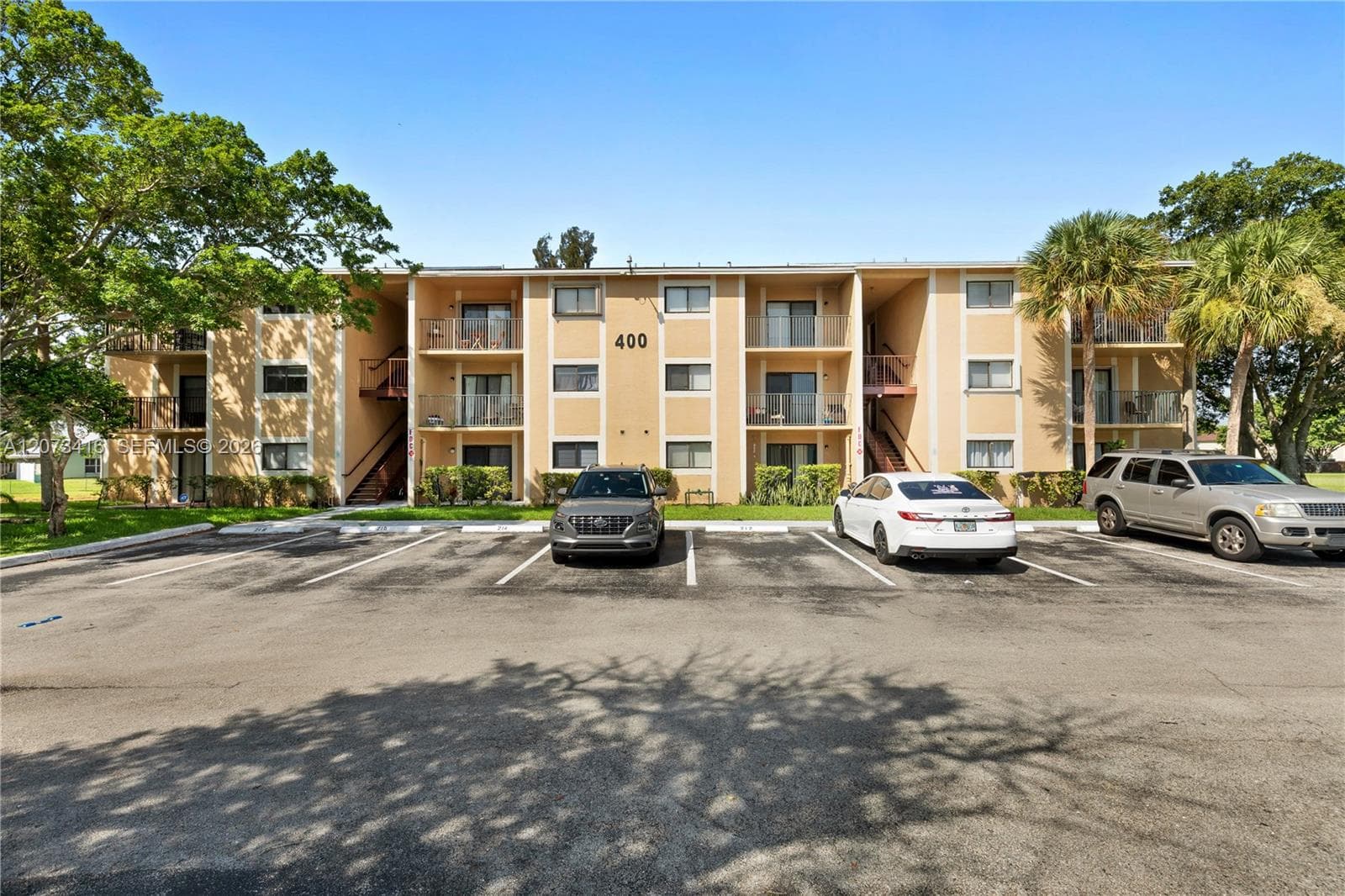 400 Palm Cir W # 208, Pembroke Pines FL 33025