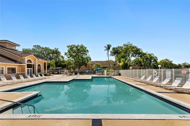 400 Palm Cir W # 208, Pembroke Pines FL 33025 - Pembroke Pines, FL - Photo 5