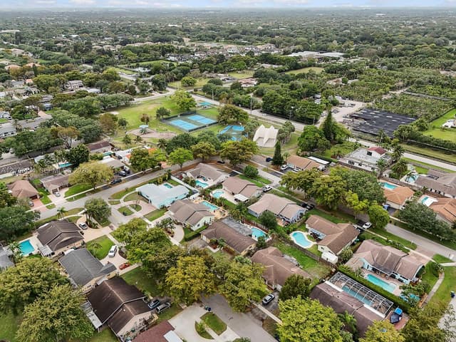 5009 SW 104th Ave, Cooper City FL 33328 - Cooper City, FL - Photo 2