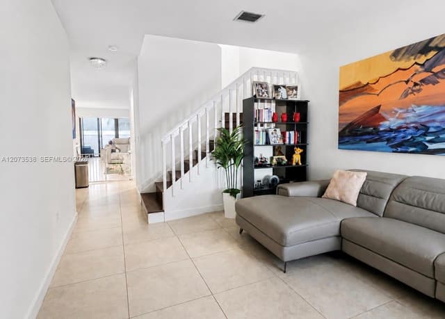 5930 NW 104th Path, Doral FL 33178 - Doral, FL - Photo 2