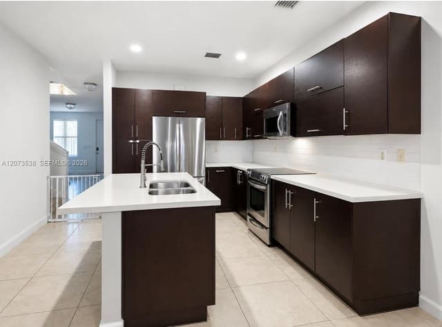 5930 NW 104th Path, Doral FL 33178 - Doral, FL - Photo 6