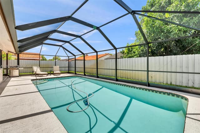6302 NW 201st Ter, Hialeah FL 33015 - Hialeah, FL - Photo 3