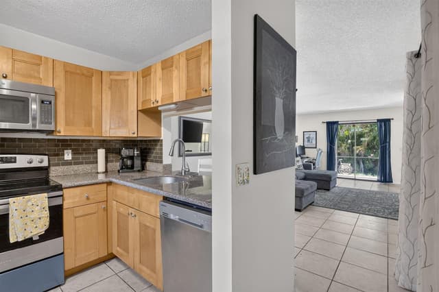2950 NW 109TH Terrace, Sunrise FL 33322 - Sunrise, FL - Photo 4