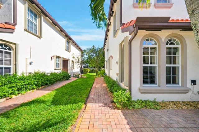 9747 Darlington Place, Cooper City FL 33328 - Cooper City, FL - Photo 2