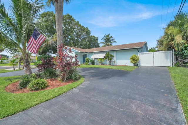 10015 Daisy Avenue, Palm Beach Gardens FL 33410 - Palm Beach Gardens, FL - Photo 2