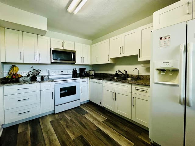 307 Lakeview Dr # 202, Weston FL 33326 - Weston, FL - Photo 3