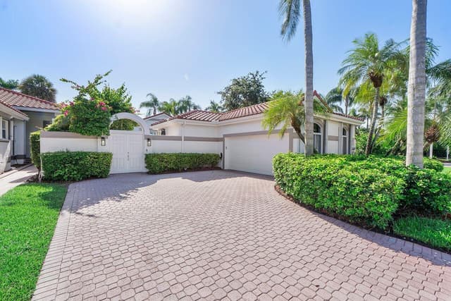 1081 BEL AIRE Drive E, Pembroke Pines FL 33027 - Pembroke Pines, FL - Photo 2
