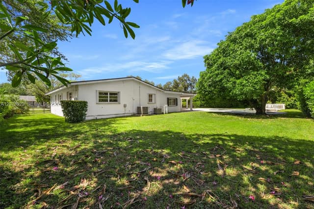8261 SW 142nd St, Palmetto Bay FL 33158 - Palmetto Bay, FL - Photo 6