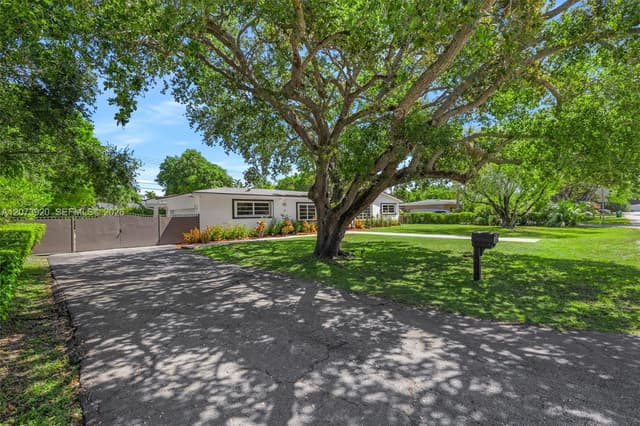 8261 SW 142nd St, Palmetto Bay FL 33158 - Palmetto Bay, FL - Photo 5