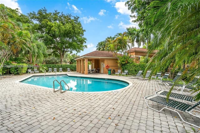 11201 Lakeview Dr # M, Coral Springs FL 33071 - Coral Springs, FL - Photo 2