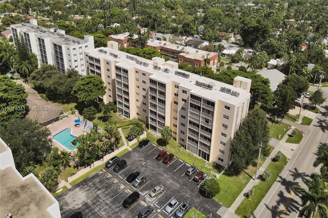 1001 NE 14th Ave # 402, Hallandale Beach FL 33009 - Hallandale Beach, FL - Photo 2