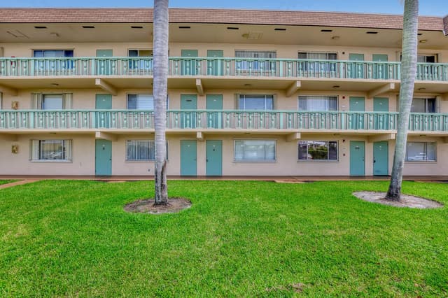 400 VILLAGE GREEN Circle W # 117, Palm Springs FL 33461 - Palm Springs, FL - Photo 2