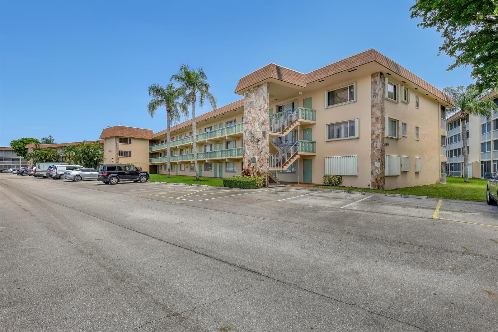 400 VILLAGE GREEN Circle W # 117, Palm Springs FL 33461 - Palm Springs, FL - Photo 1
