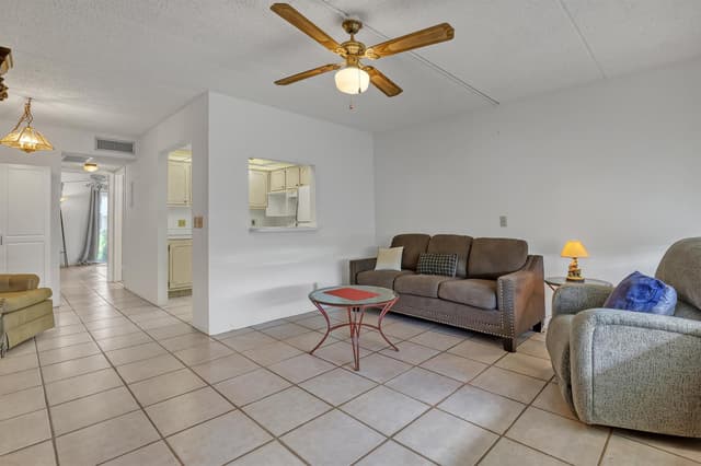 400 VILLAGE GREEN Circle W # 117, Palm Springs FL 33461 - Palm Springs, FL - Photo 4