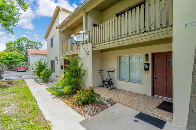 3711 Riverside Dr, Coral Springs FL 33065 - Coral Springs, FL - Photo 2