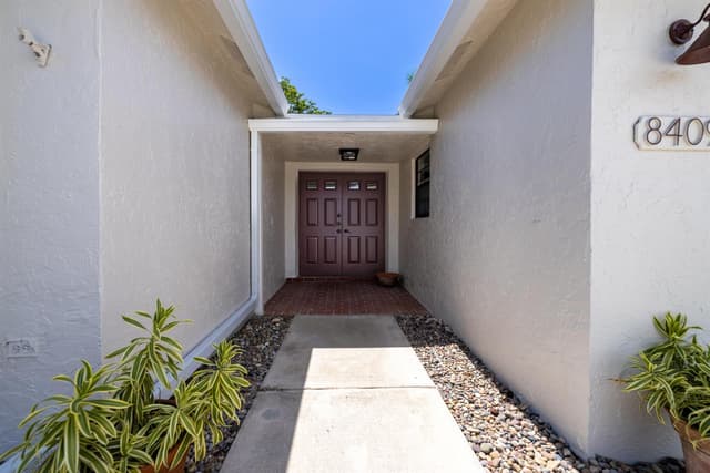8409 Bonita Isle Drive, Lake Worth FL 33467 - Lake Worth, FL - Photo 5
