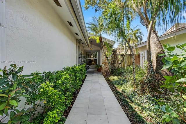 13 Dogwood Rd, Hollywood FL 33021 - Hollywood, FL - Photo 2