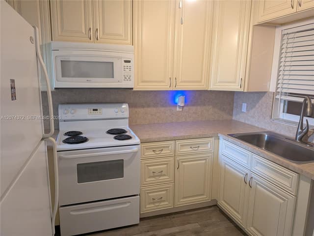 9471 Evergreen Pl # 106, Davie FL 33324 - Davie, FL - Photo 2