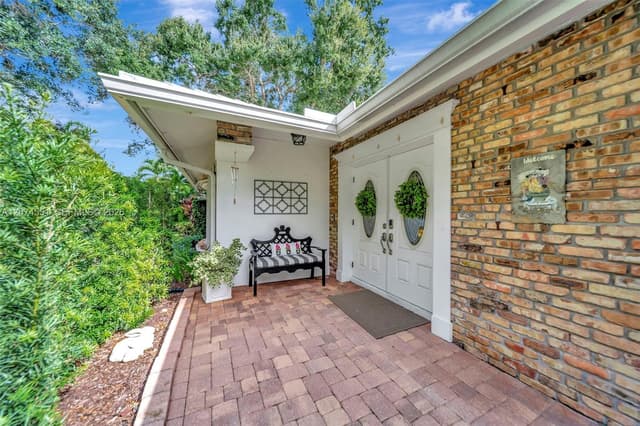 560 W Tropical Way, Plantation FL 33317 - Plantation, FL - Photo 6