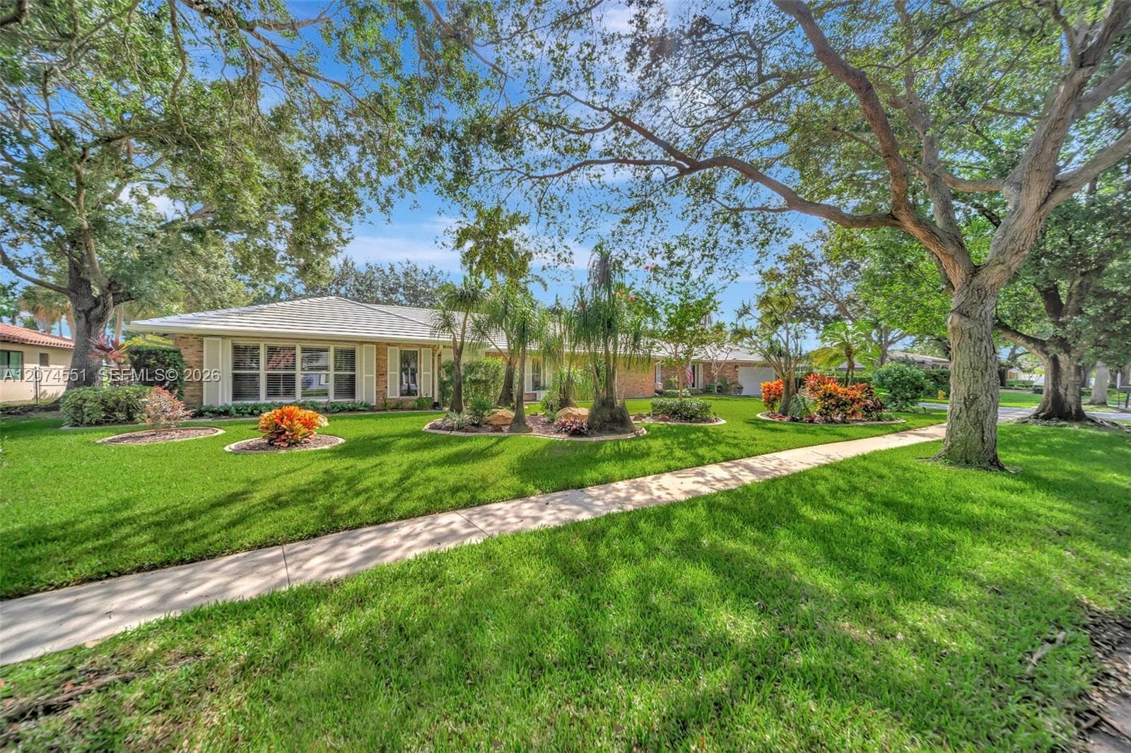 560 W Tropical Way, Plantation FL 33317