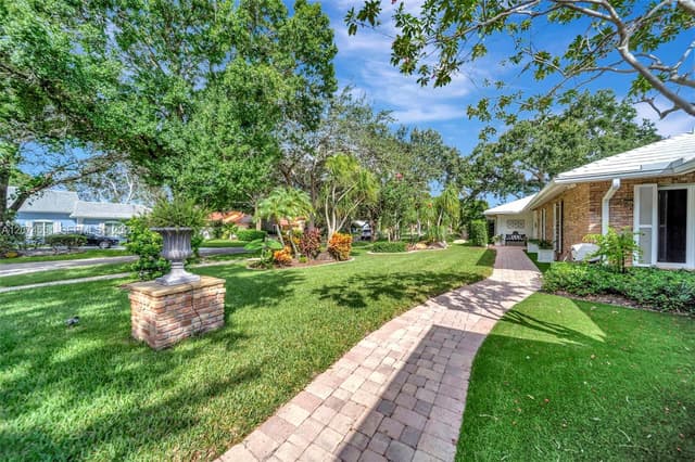 560 W Tropical Way, Plantation FL 33317 - Plantation, FL - Photo 5