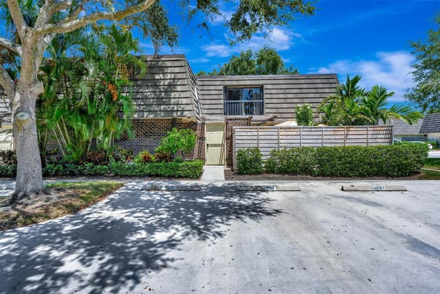 207 2nd Terrace, Palm Beach Gardens FL 33418 - Palm Beach Gardens, FL - Photo 2