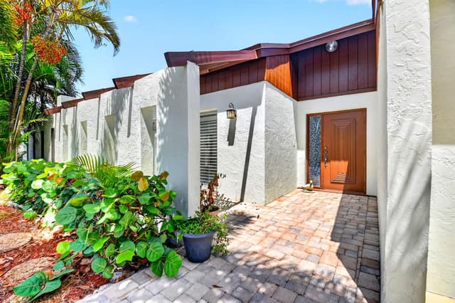 6747 Starkeys Place, Lake Worth FL 33467 - Lake Worth, FL - Photo 3