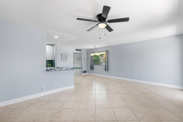 566 Saxony L, Delray Beach FL 33446 - Delray Beach, FL - Photo 2