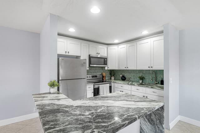 566 Saxony L, Delray Beach FL 33446 - Delray Beach, FL - Photo 6