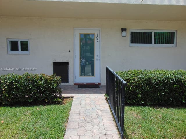 9811 N Hollybrook Lake Dr # 103, Pembroke Pines FL 33025 - Pembroke Pines, FL - Photo 2